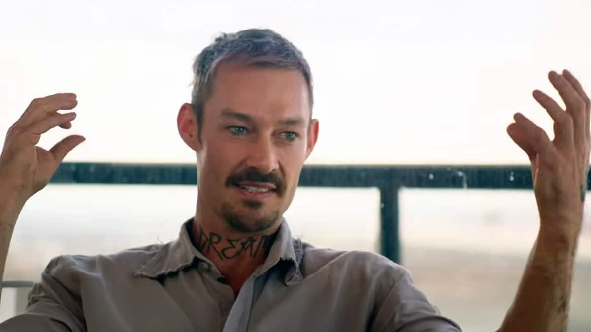 Daniel Johns gesticulating